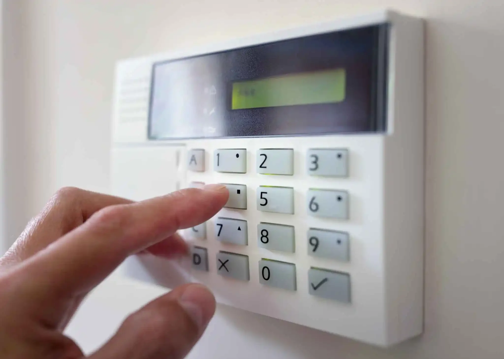 Sistema de alarmas residenciales SISE con sensores de movimiento y central de monitoreo para protección del hogar