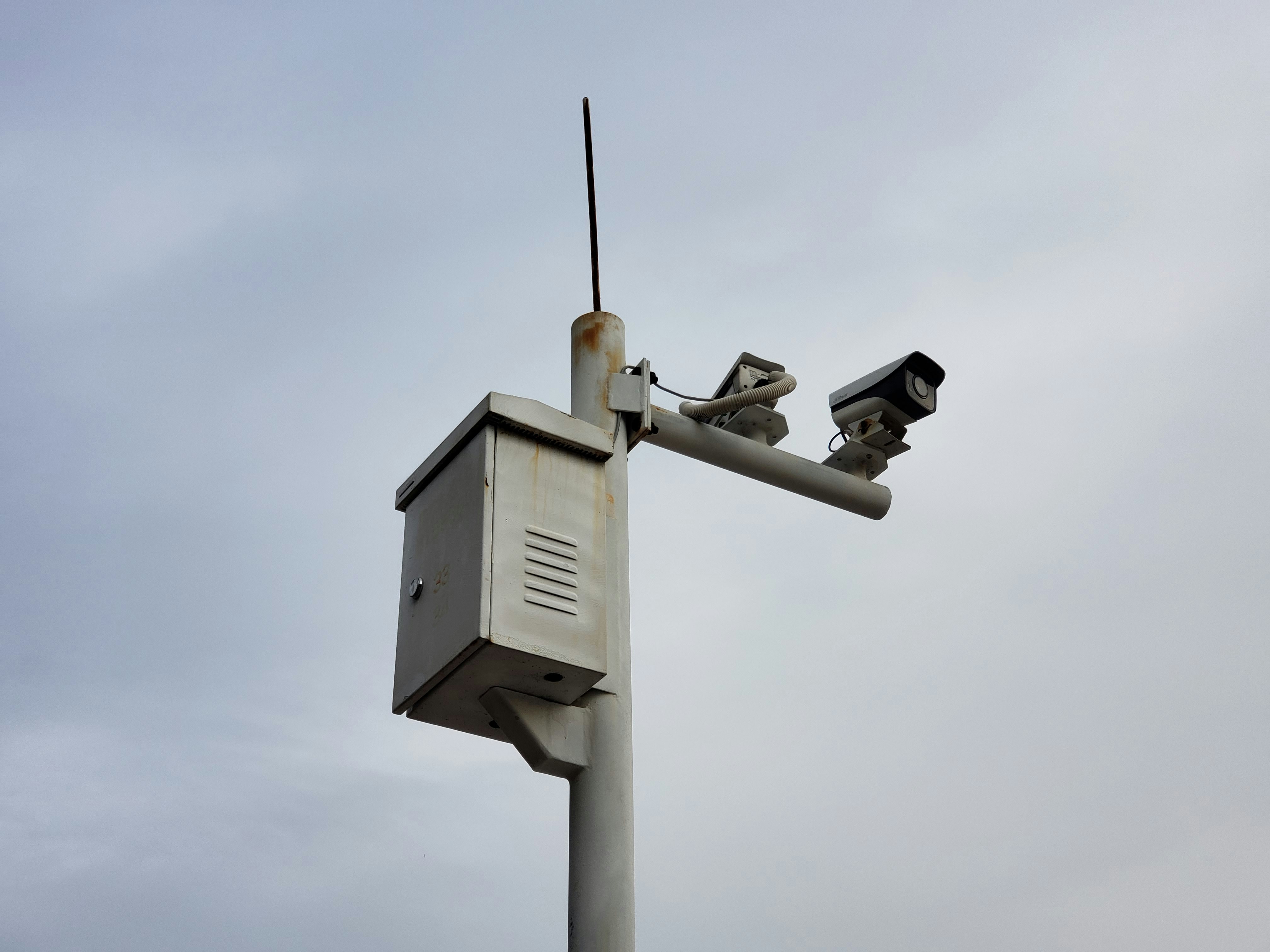 Central de monitoreo SISE funcionando 24/7 con personal especializado atendiendo alarmas y emergencias de seguridad