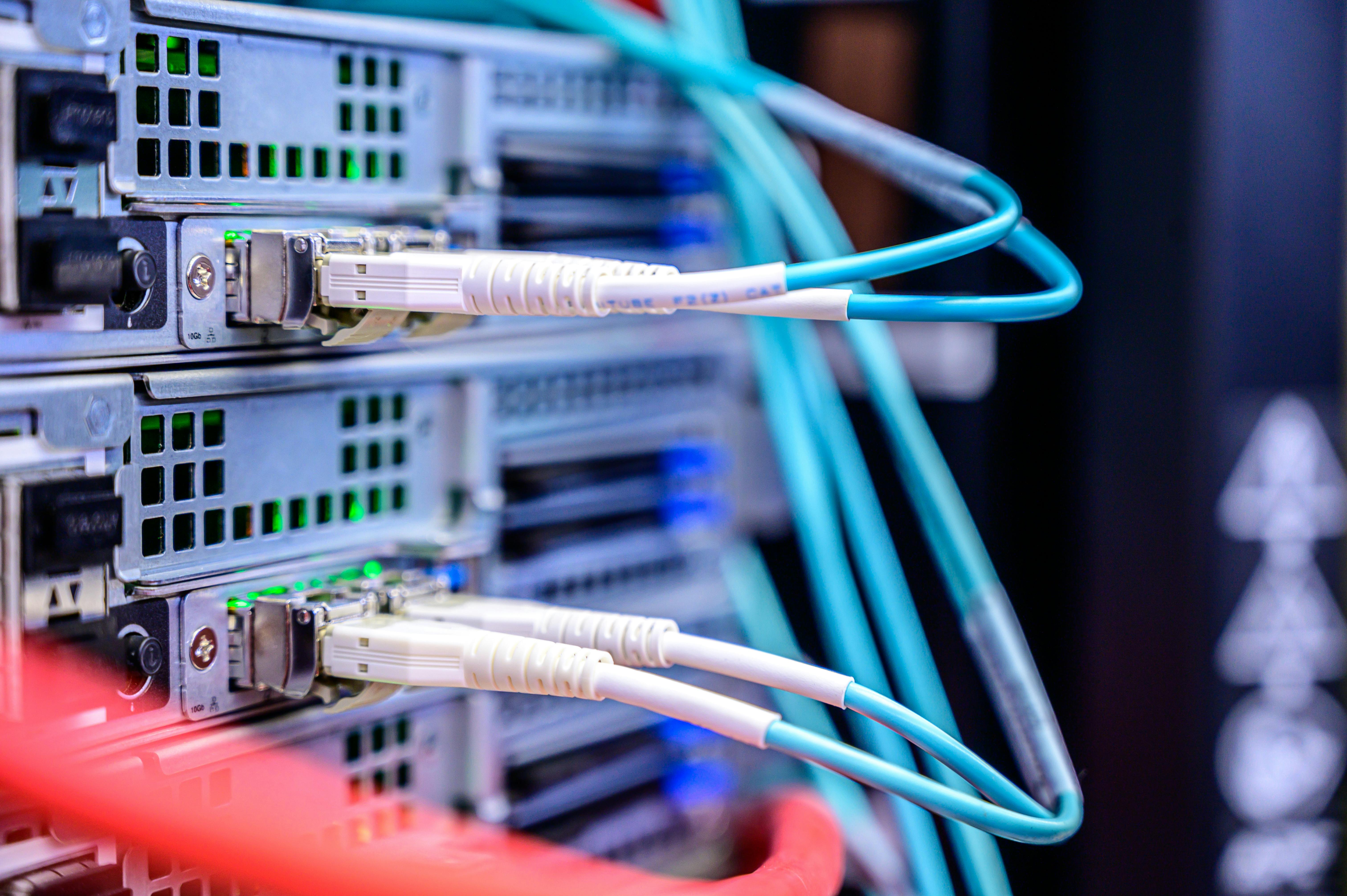 Tecnología empresarial y servidores que respaldan los servicios de seguridad electrónica que las empresas confían en SISE